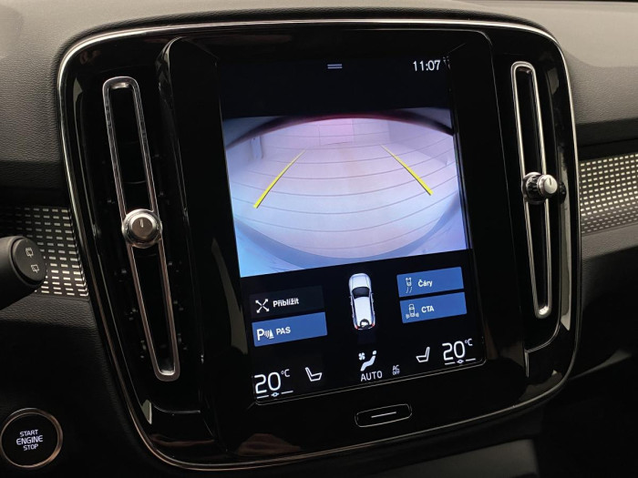 Volvo XC40 B4 AWD R-DESIGN AUT REZERVACE