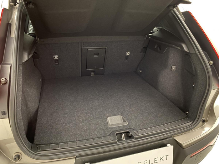 Volvo XC40 B4 AWD MOMENTUM AUT REZERVACE 2.0 Momentum