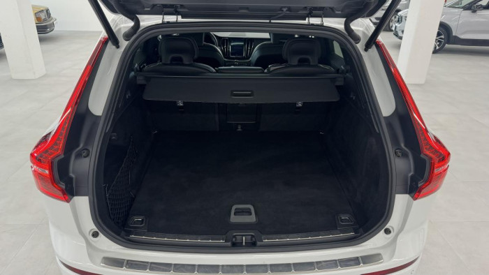 Volvo XC60 B4 AWD R-DESIGN AUT REZERVACE