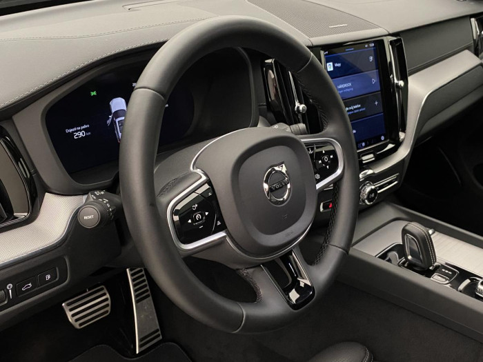Volvo XC60 T6 AWD RECHARGE REZERVACE