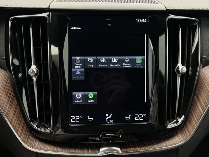 Volvo XC60 B4 AWD MOMENTUM CZ 1.maj 2.0 Momentum