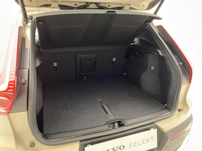 Volvo XC40 B3 DARK PLUS REZERVACE