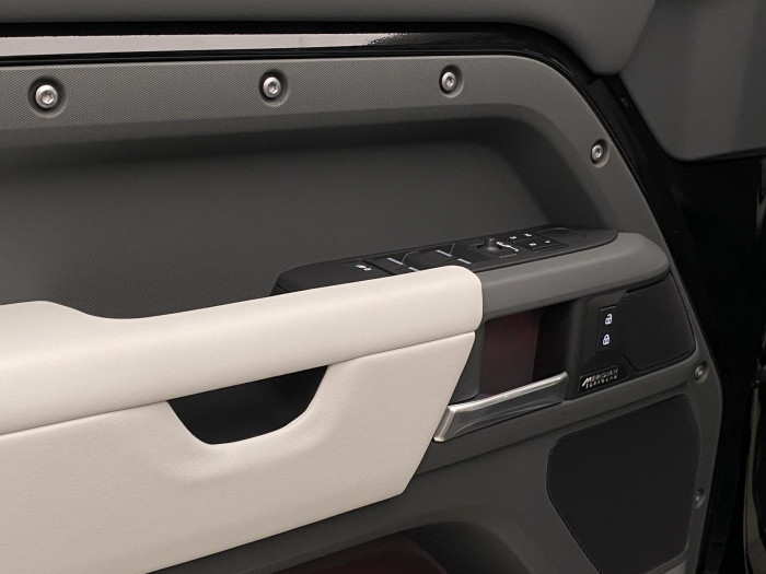 Land Rover Defender 110 D300 X-D HSE REZERVACE 3.0 d d