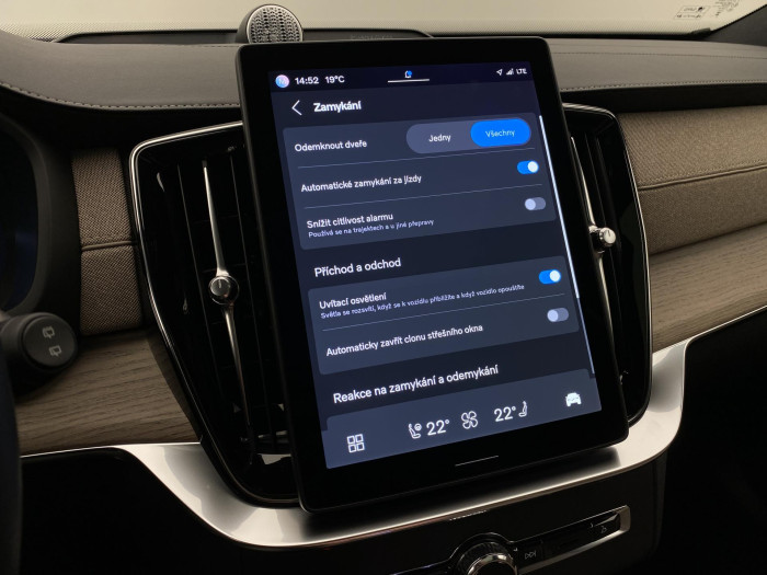 Volvo XC90 T8 AWD RECHARGE REZERVACE