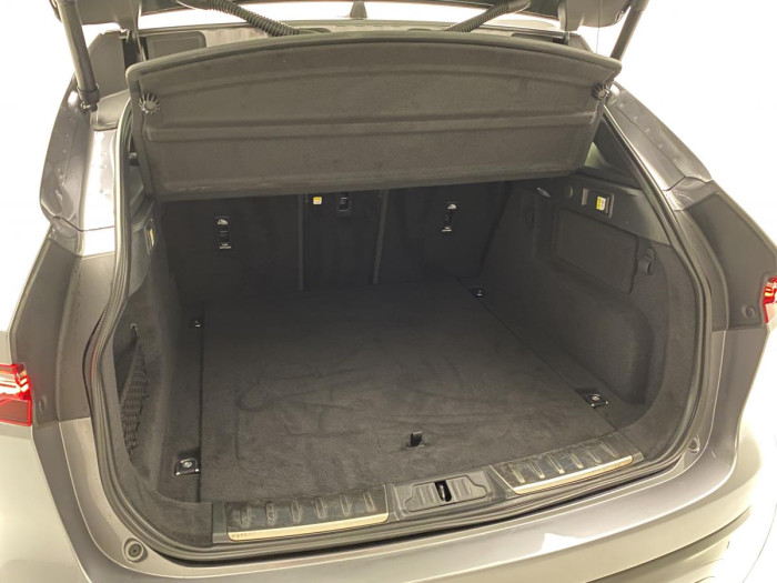 Jaguar F-Pace P250 R-DYNAMIC SE REZERVACE 2.0 Dynamic SE