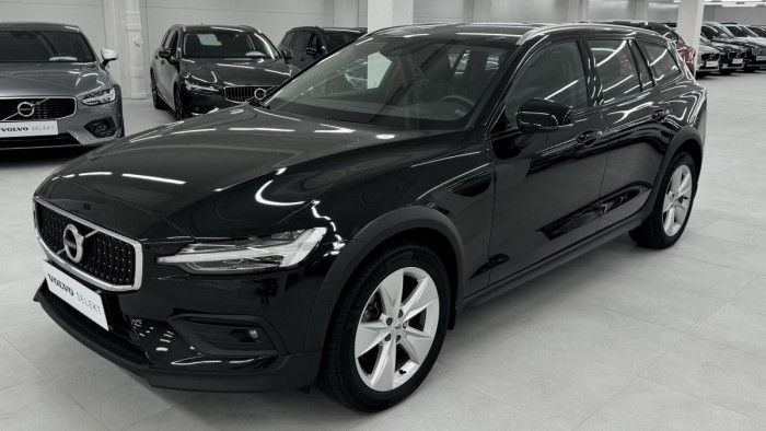 Volvo V60 B4 CROSS COUNTRY REZERVACE