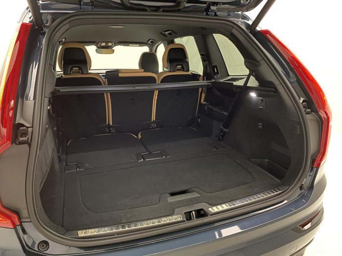 Volvo XC90 T8 AWD ULTIMATE DARK REZERVACE