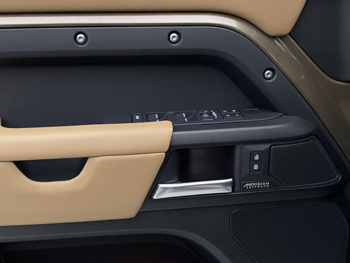 Land Rover Defender 110 D300 X AWD REZERVACE 3.0 d