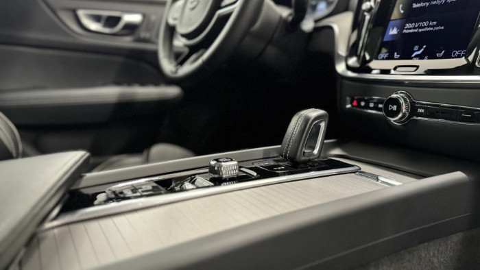 Volvo V60 B4 R-DESIGN AUT REZERVACE