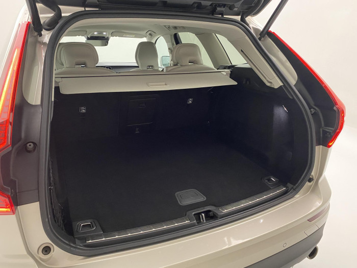 Volvo XC60 B4 AWD MOMENTUM AUT CZ 2.0 Momentum