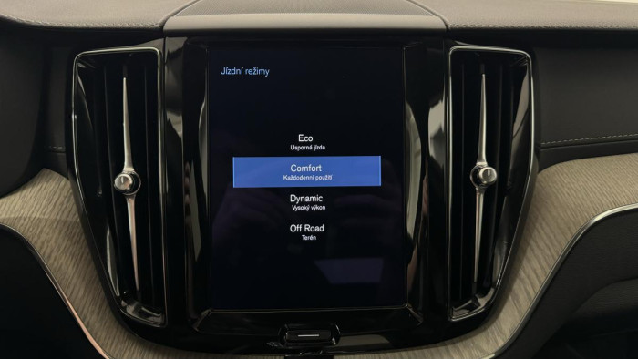 Volvo XC60 B5 AWD INSCRIPTION REZERVACE