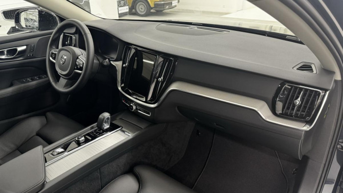 Volvo V60 B4 PLUS DARK AUT REZERVACE 2.0 Plus