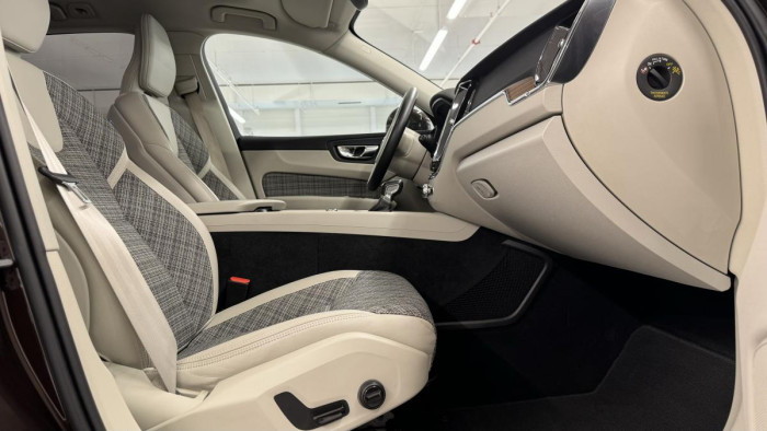 Volvo XC60 T5 AWD MOMENTUM REZERVACE 2.0 Momentum