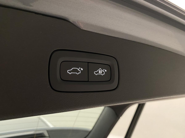 Volvo V60 B4 MOMENTUM AUT REZERVACE 2.0 Momentum