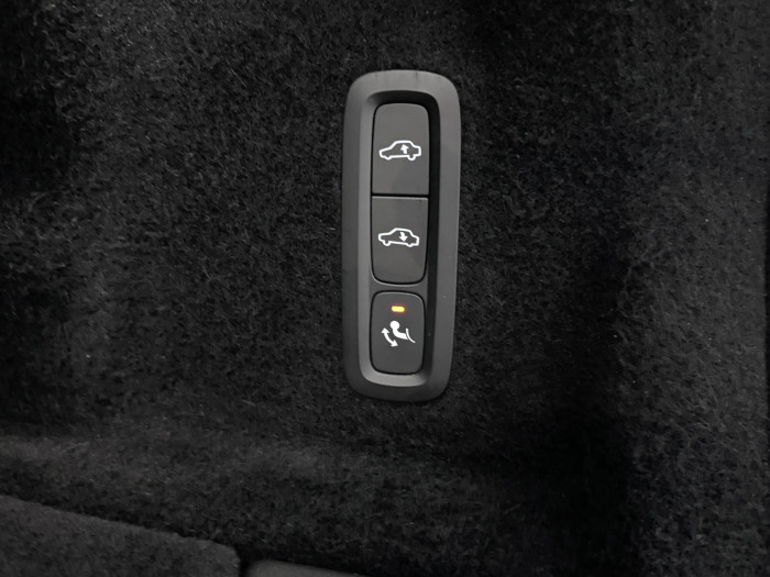 Volvo XC60 T8 AWD RECHARGE REZERVACE