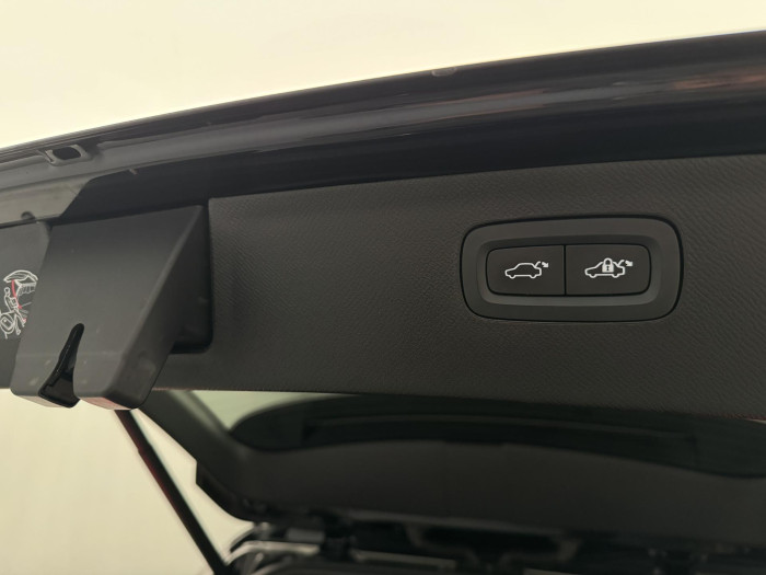 Volvo XC90 B5 AWD R-DESIGN REZERVACE