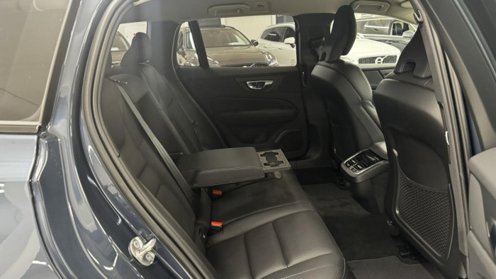 Volvo V60 B4 PLUS DARK AUT REZERVACE 2.0 Plus