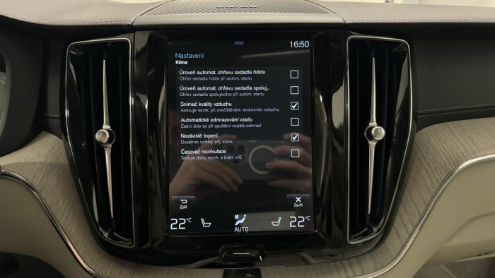 Volvo XC60 T8 AWD RECHARGE REZERVACE
