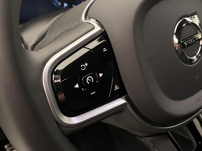 Volvo XC90 B6 AWD R-DESIGN REZERVACE