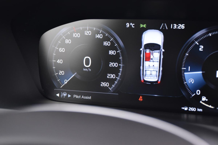 Volvo XC90 B5 AWD R-Design REZERVACE