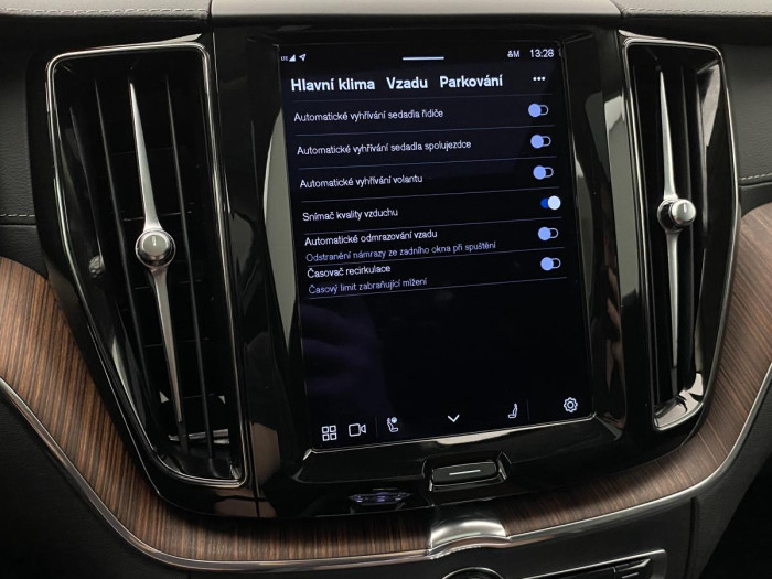Volvo XC60 B5 AWD ULTIMATE REZERVACE