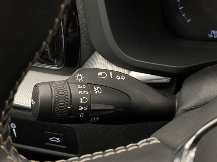 Volvo XC60 B5 AWD R-DESIGN REZERVACE