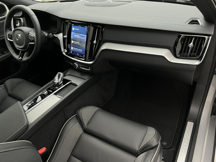 Volvo S60 B5 AWD ULTIMATE DARK REZERVACE