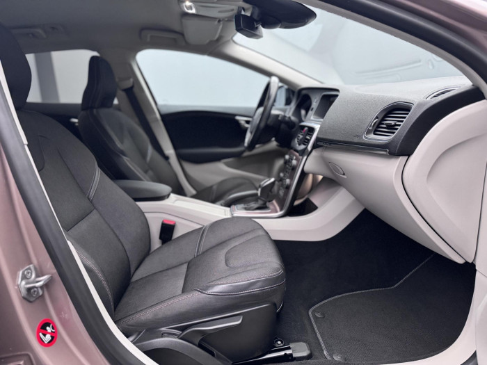 Volvo V40 CC D3 MOMENTUM AUT CZ 1.maj 2.0 d CC CC Momentum