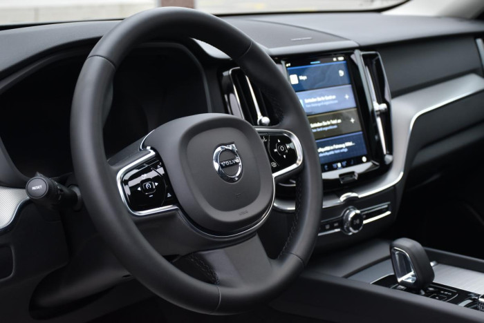 Volvo XC60 B4 AWD R-Design REZERVACE