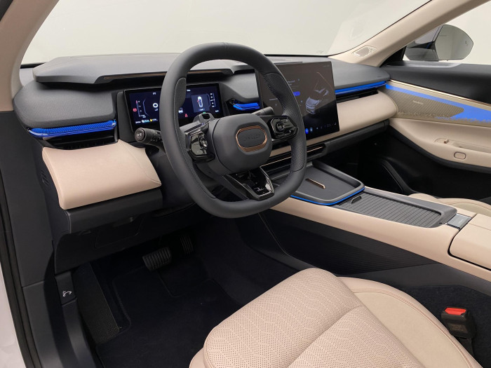 Lynk & Co 08 MORE PHEV