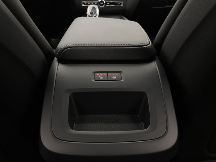 Volvo XC60 B4 AWD R-DESIGN AUT REZERVACE