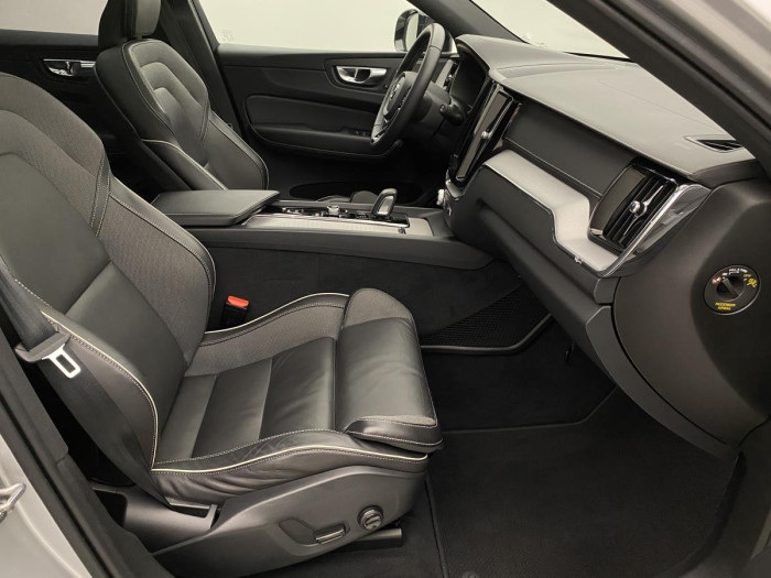 Volvo XC60 B4 AWD R-DESIGN AUT REZERVACE