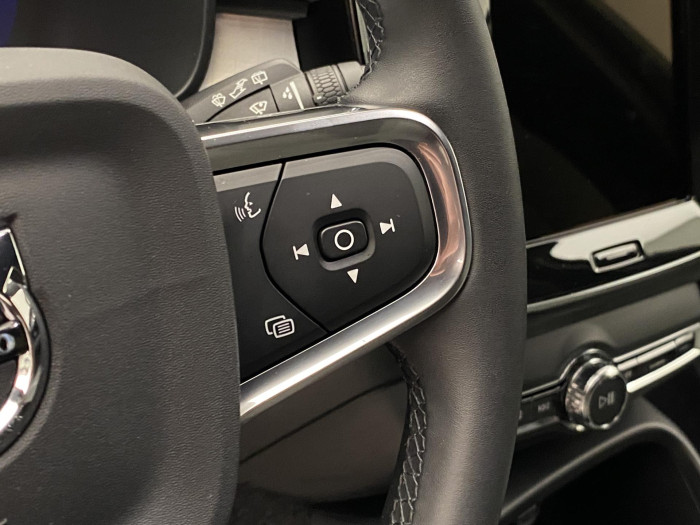 Volvo XC40 B3 DARK PLUS REZERVACE