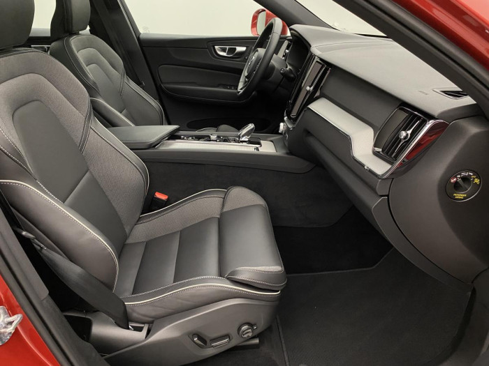 Volvo XC60 B4 AWD PLUS BRIGHT REZERVACE 2.0 Plus