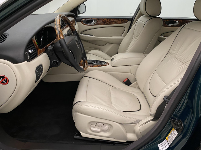 Jaguar XJ 4.2 V8 L EXECUTIVE AUT 1.maj 4.2 V8 Executive