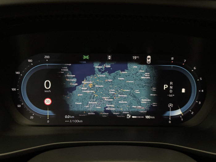 Volvo XC40 B4 ULTIMATE DARK REZERVACE