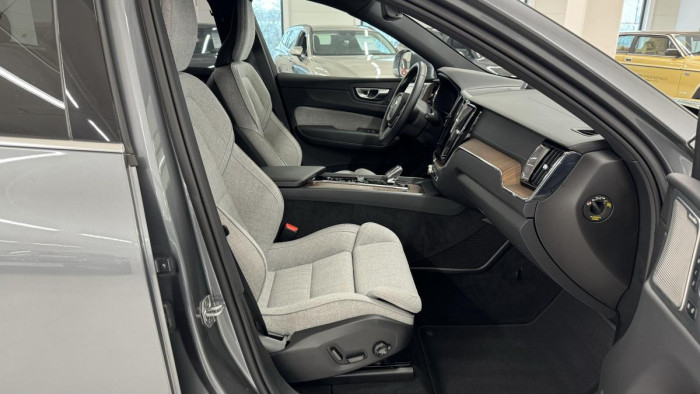 Volvo XC60 B6 AWD INSCRIPTION REZERVACE