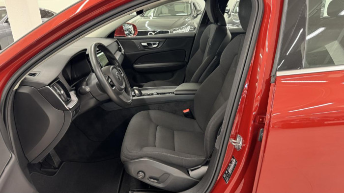 Volvo V60 B4 MOMENTUM AUT REZERVACE 2.0 Momentum