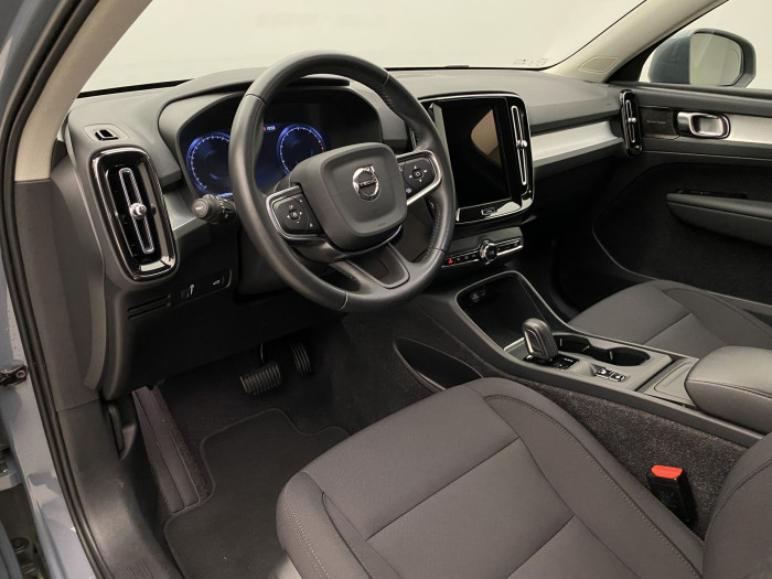 Volvo XC40 B4 AWD MOMENTUM REZERVACE 2.0 Momentum