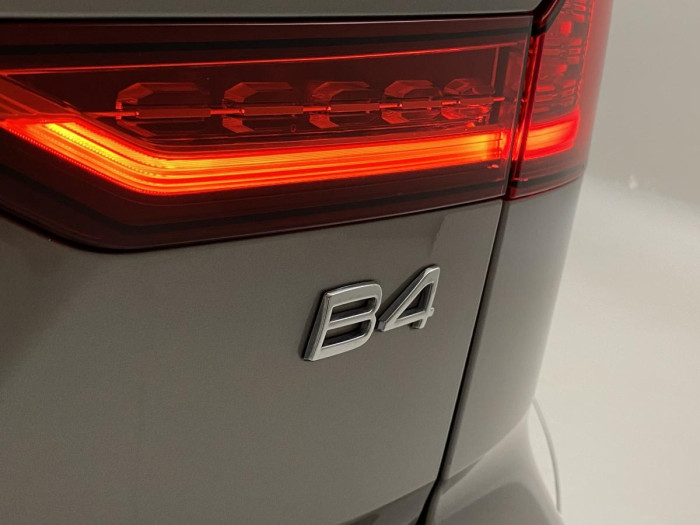 Volvo V60 B4 INSCRIPTION AUT REZERVACE
