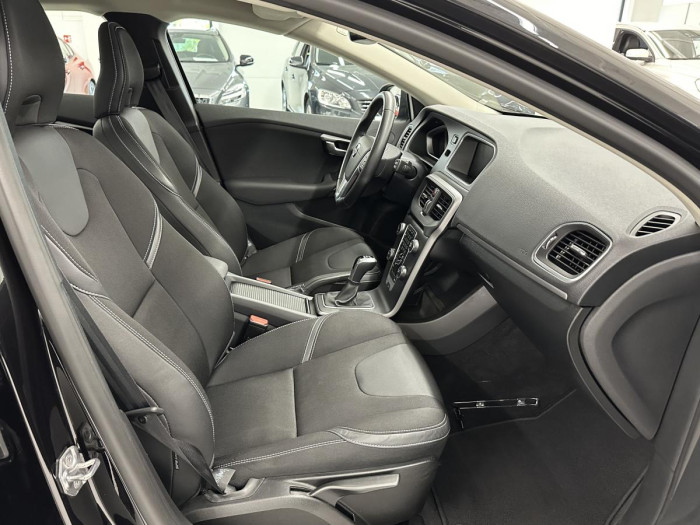 Volvo V40 T2 BLACK EDITION REZERVACE 2.0 Edition