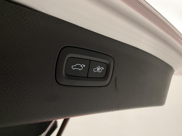 Volvo XC90 T8 AWD R-DESIGN REZERVACE