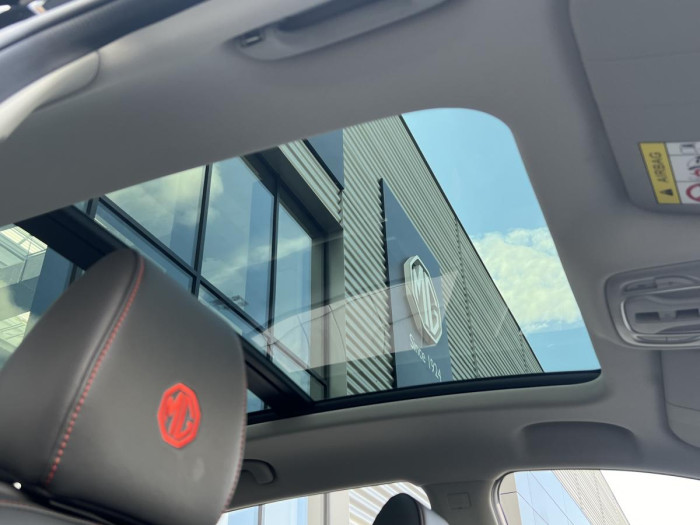 MG ZS ELEGANCE - ZIMNÍ PNEU ZDARMA* 1.0 Elegance