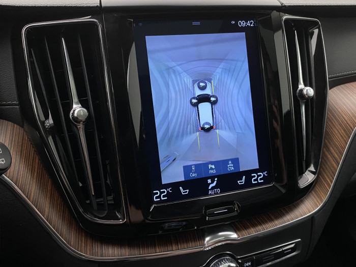 Volvo XC60 B4 AWD INSCRIPTION REZERVACE