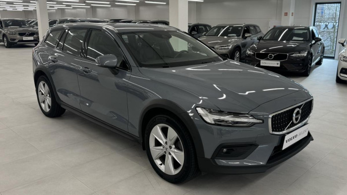 Volvo V60 CROSS COUNTRY B4 REZERVACE