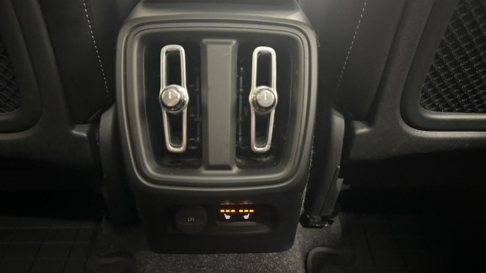 Volvo XC40 T4 AWD MOMENTUM AUT REZERVACE 2.0 Momentum