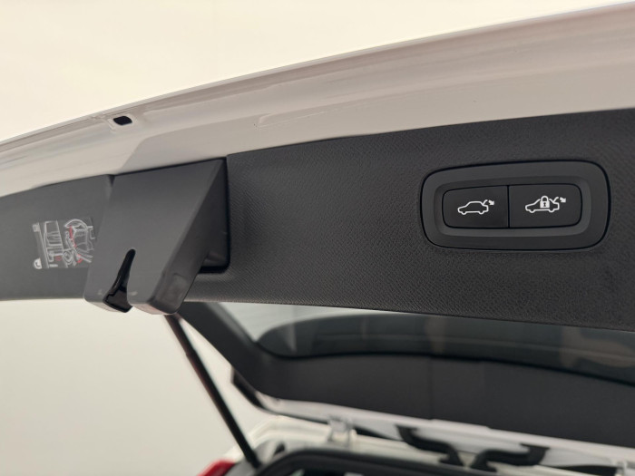 Volvo XC90 T8 AWD RECHARGE REZERVACE