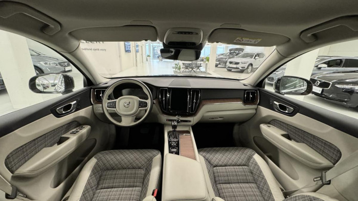 Volvo XC60 T5 AWD MOMENTUM REZERVACE 2.0 Momentum