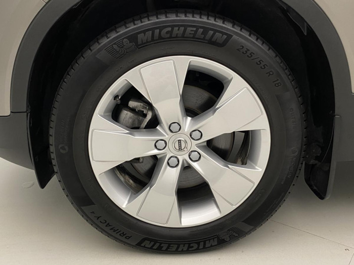 Volvo XC40 B4 MOMENTUM AUT REZERVACE 2.0 Momentum