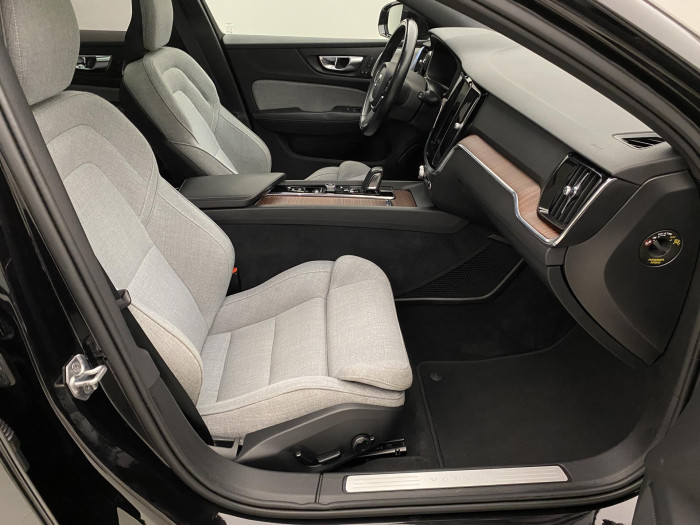 Volvo V60 CC B5 AWD MOMENTUM REZERVACE 2.0 CC CC Momentum